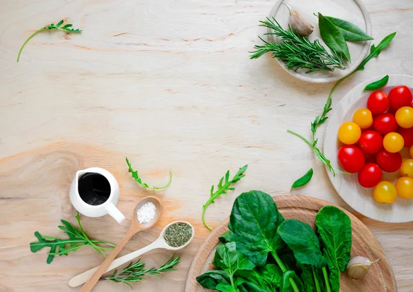 Ингредиенты салата из помидоров и зелени — стоковое фото