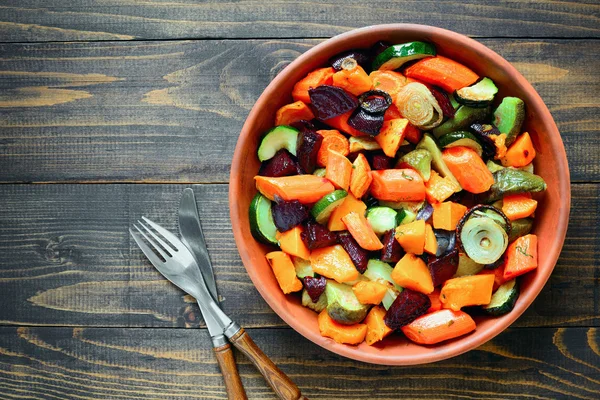 Жареные овощи в тарелке — стоковое фото