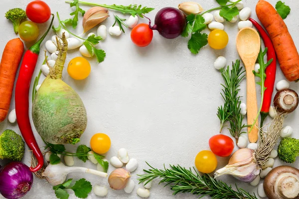 Концепция приготовления пищи, овощи на столе — стоковое фото