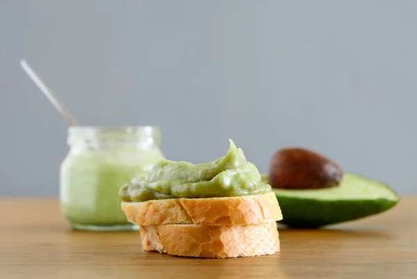 Тост с маслом авокадо — стоковое фото