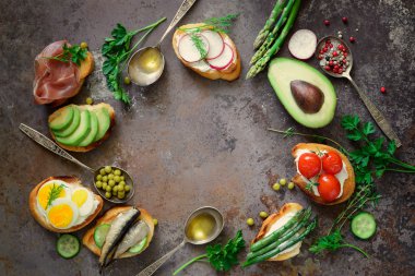 Çeşitli sandviçler, düz dizi yatıyordu