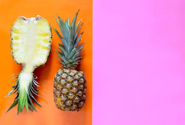 Ananas auf stilisiertem, hellem Hintergrund — Stockfoto