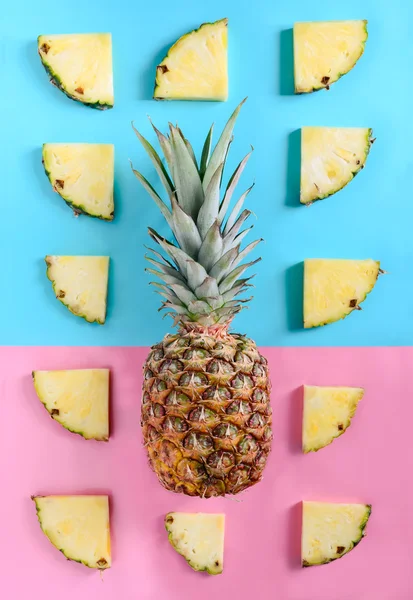 Ananas op een gestileerde lichte achtergrond — Stockfoto