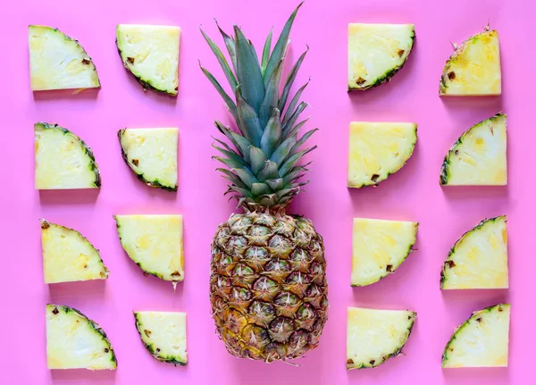 Ananas op een gestileerde lichte achtergrond — Stockfoto