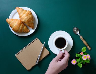 kahve fincanı ile el