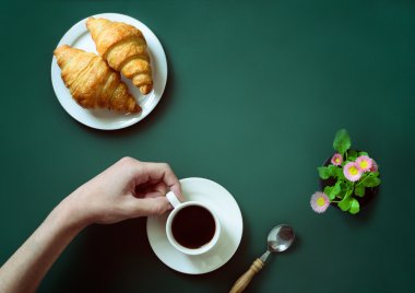 kahve fincanı ile el