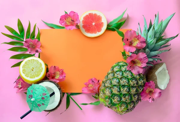 Frutos de verão e coquetel — Fotografia de Stock