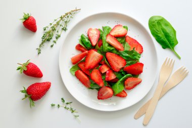 Ispanak ve çilek salatası