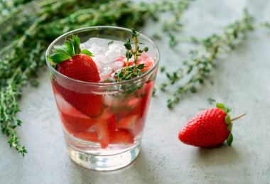 Strawbery ve kekik içecek