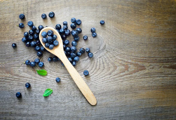 Arándanos en una cuchara de madera — Foto de Stock