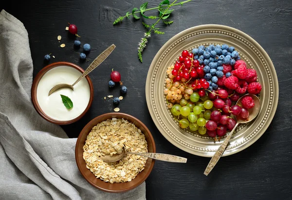 Petit déjeuner avec des baies fraîches d'été — Photo