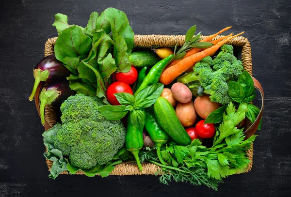 Fresh farm vegetables in a basket — Stock Photo, Image