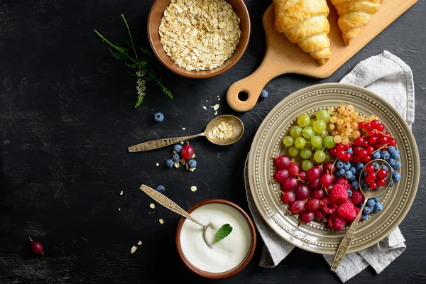 Sarapan sederhana dengan buah beri musim panas — Stok Foto