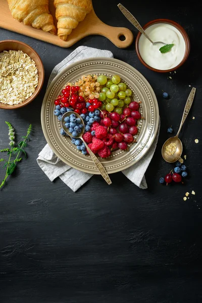 Rustic breakfast with fresh garden berries — Stock Photo, Image