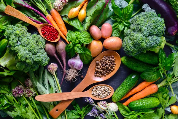 Herbs and vegetables, view from above — Stock Photo, Image