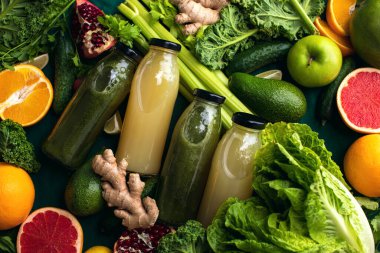 Taze detoks meyve ve sebze suyu ya da çeşitli malzemelerle dolu şişelerde meyve suyu, bir sağlık programının temel besin bölümü.