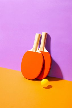 Masa tenisi ekipmanları, spor aktivitesi arka planı, çapraz kompozisyon 