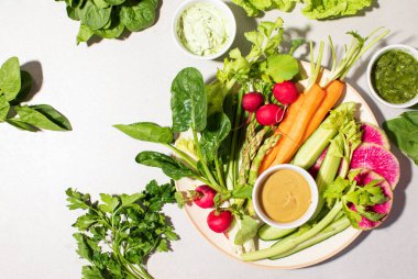 Sağlıklı vejetaryen soslu taze sebze, sağlıklı vejetaryen yemeği, tepeden tırnağa.