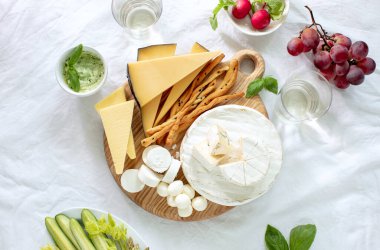 Peynir Kurulu soğuk bir içecekle hafif bir atıştırmalık sunar.