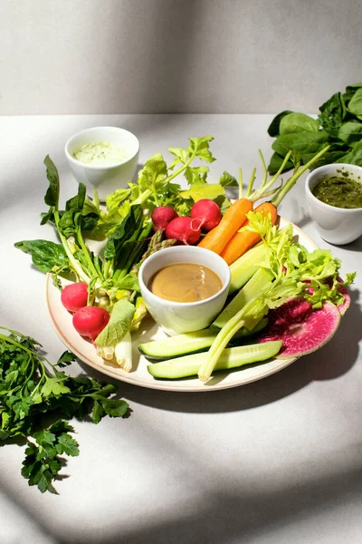 Frischer Gemüsesnack Mit Gesunden Veganen Dips Gesunde Vegetarische Kost — Stockfoto