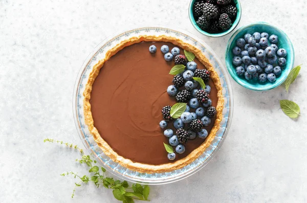 Torta Mousse Chocolate Escuro Decorada Com Mirtilos Frescos Hortelã Vista — Fotografia de Stock