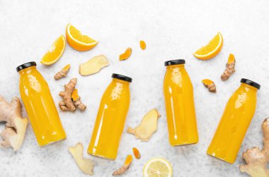 Zencefilli zerdeçal iğneleri, sağlıklı iyileştirici içecek konsepti, malzemeli yukarıdan aşağıya görüntü bileşimi.