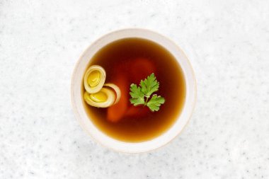 Bir kasede temel kemik suyu çorbası, tepeden bakıldığında...