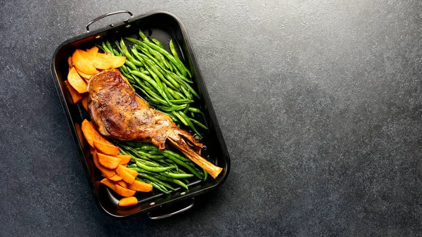 Spalla Agnello Arrosto Con Fagiolini Patate Dolci Concetto Ricetta Sana Foto Stock