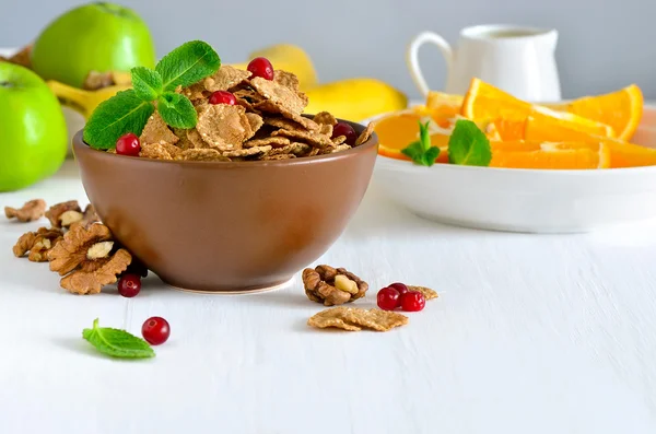 Petit déjeuner avec céréales et fruits — Photo