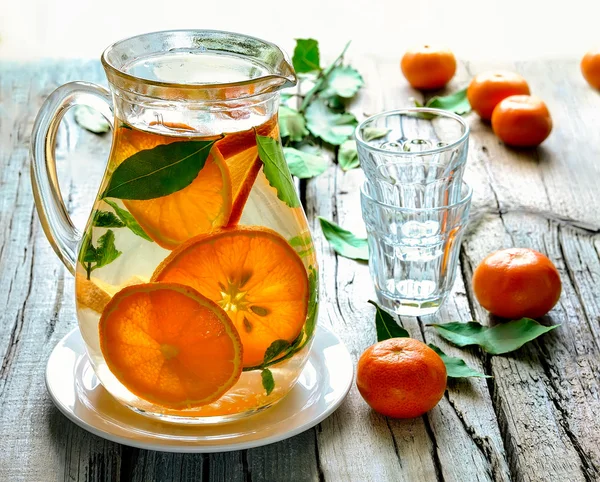 Wasser mit Zitrusfrüchten — Stockfoto