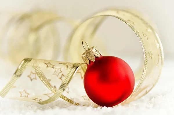 Kerstdecoratie omgeven met een gouden lint — Stockfoto