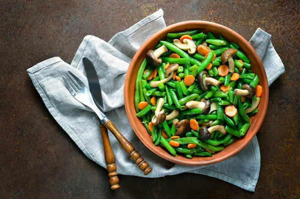 Теплый зеленый боб и грибной салат — стоковое фото