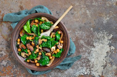 Ispanaklı ve mantarlı salata