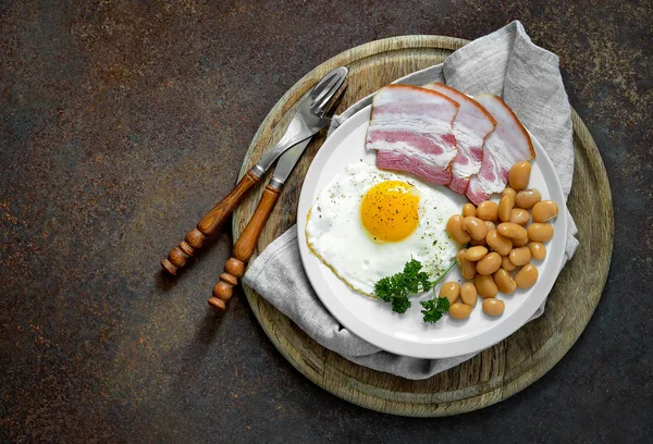 一个煎鸡蛋一起吃早餐 — 图库照片