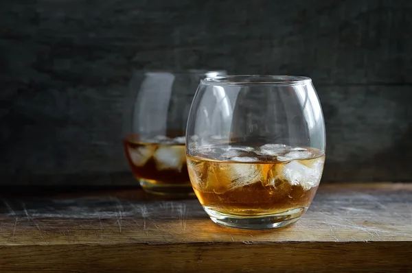 Alkoholgetränk in zwei Gläsern — Stockfoto