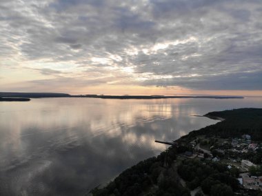 Gün batımında Rusya marinasında gökyüzü Vyborg