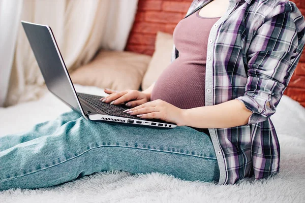 Gravid Kvinna Sitter Sängen Arbetar Laptop Hemma Ovanifrån — Stockfoto