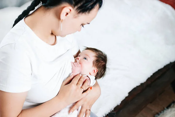 快乐的妈妈在白色的床上给新生婴儿喂奶 — 图库照片