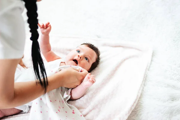 Mamma torkar babys rapa från läpparna efter utfodring — Stockfoto