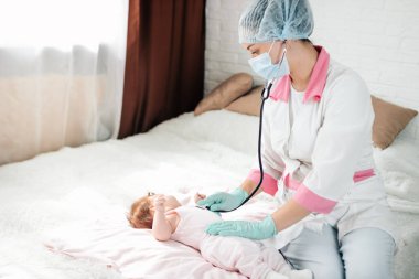 Doktor geldi ve beyaz bir odada küçük bir çocuğu tedavi etti..