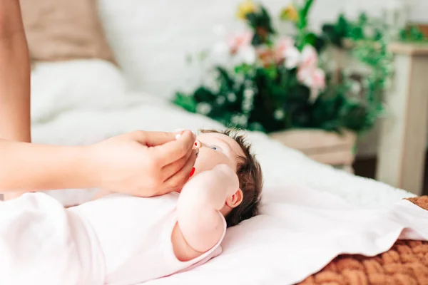 Mamma Rengör Näsan Ett Nyfött Barn Med Bomullstuss — Stockfoto