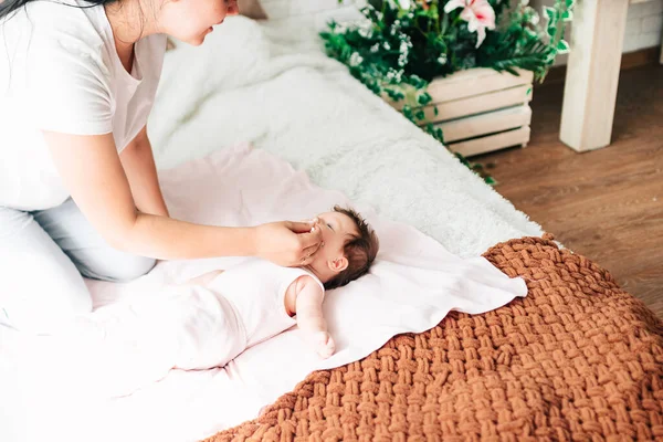 Mamma Rengör Näsan Ett Nyfött Barn Med Bomullstuss — Stockfoto