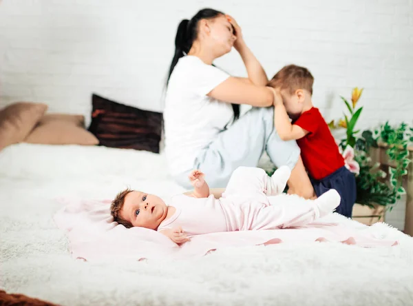 Ung Kvinna Sitter Med Sina Två Barn Postpartum Barn — Stockfoto