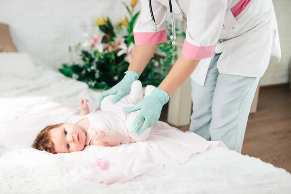 Läkaren Kom Till Samtalet Och Behandlar Ett Litet Barn Ett — Stockfoto