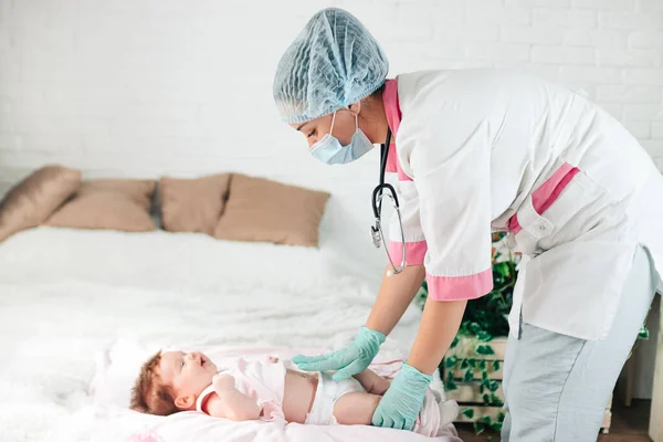 Doktor geldi ve beyaz bir odada küçük bir çocuğu tedavi etti..