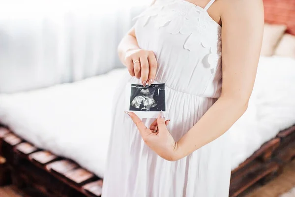 Gravid Kvinna Tittar Ultraljud Foto — Stockfoto