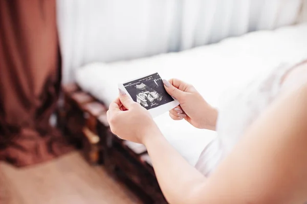 Gravid Kvinna Tittar Ultraljud Foto — Stockfoto