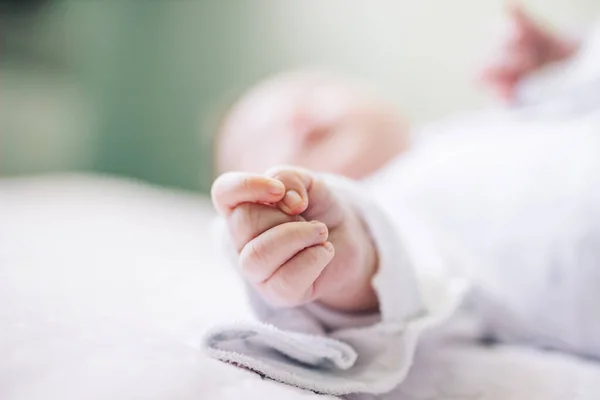 Foto Van Een Pasgeboren Baby Hand — Stockfoto