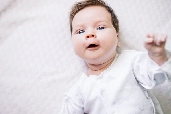 Nyfödd Flicka Med Vackra Blå Ögon Liggande Sängen Närbild — Stockfoto