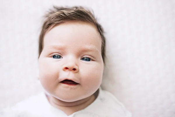 Pasgeboren Baby Meisje Met Mooie Blauwe Ogen Liggend Het Bed — Stockfoto